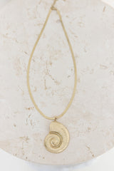 Twirl Shell Necklace Gold