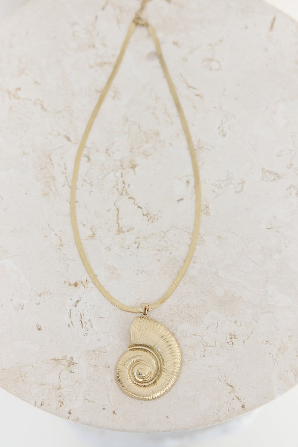 Twirl Shell Necklace Gold